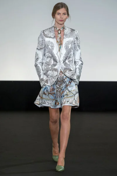 Look 3